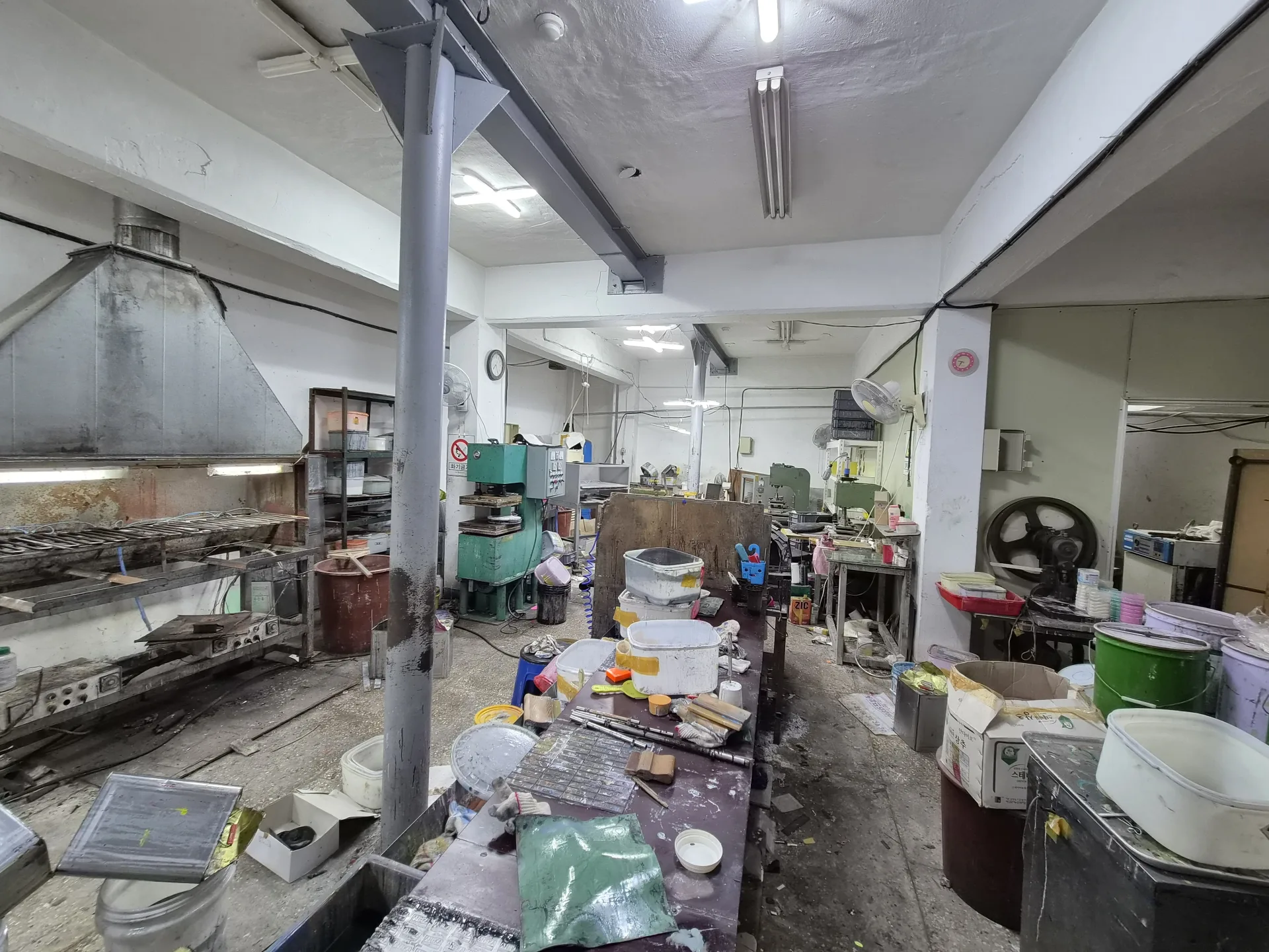 공장 내부 집기및 기계장비 철거및 반출