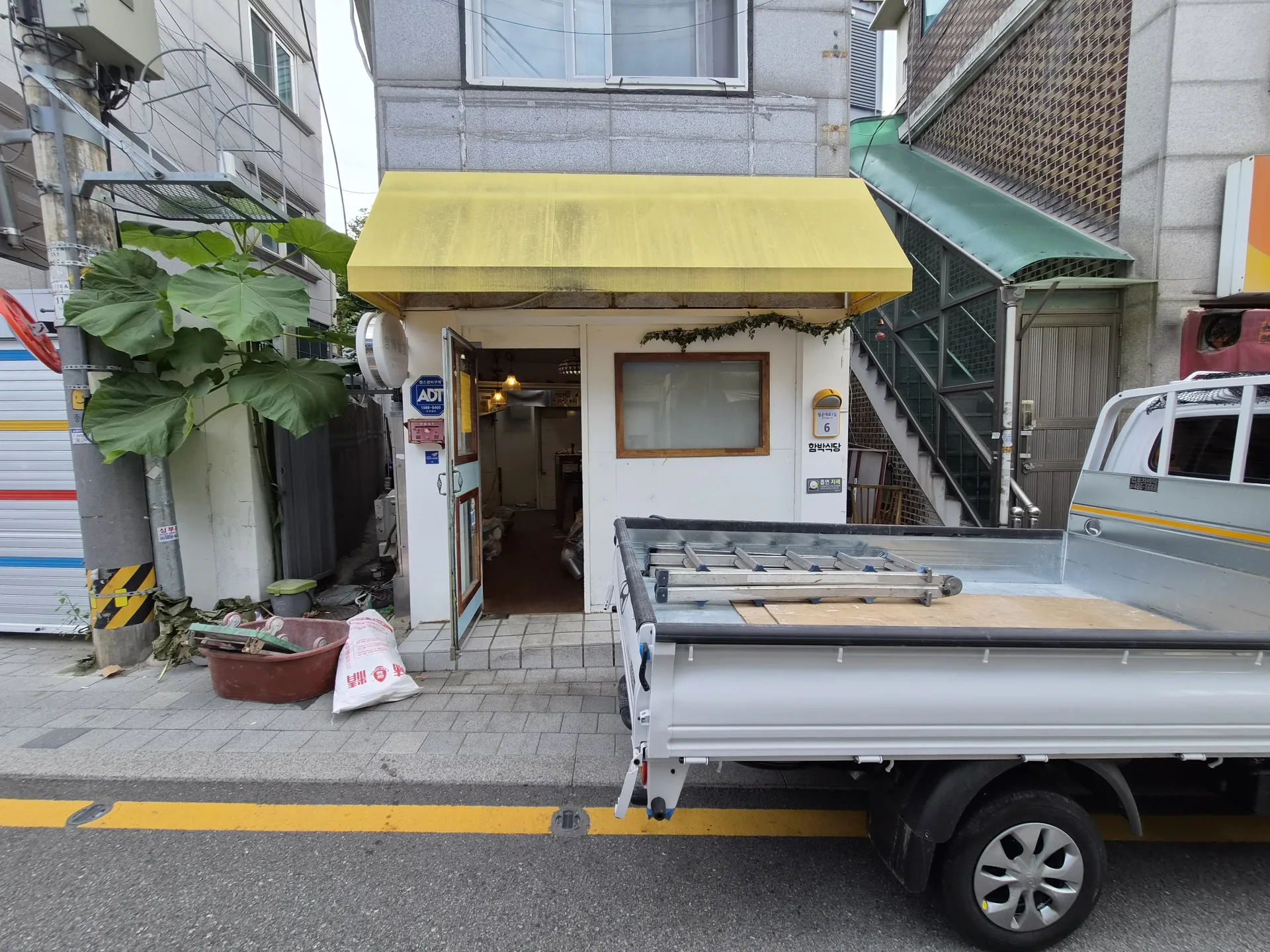 작은 식당 집기및 철거, 외부덕트 철거